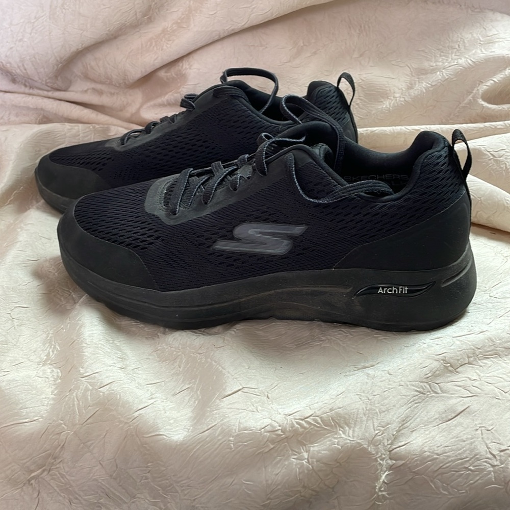 Skechers Air-cooled ArchFit Black Sneakers Womens size 9,  gowalk